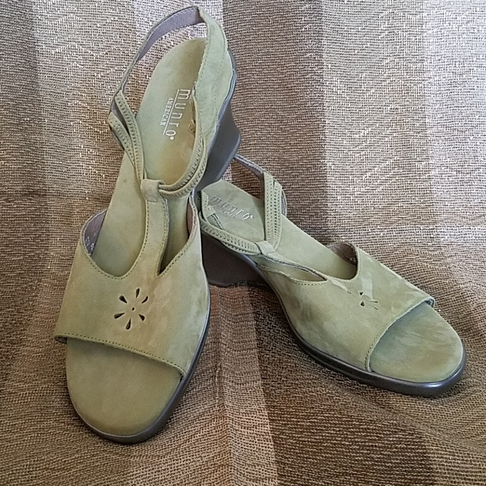 Munro Walking Wedge Green Suede 9 1/2 M